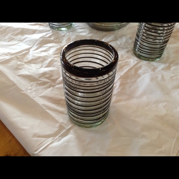 Pitcher and glasses - Picture 3 of 6